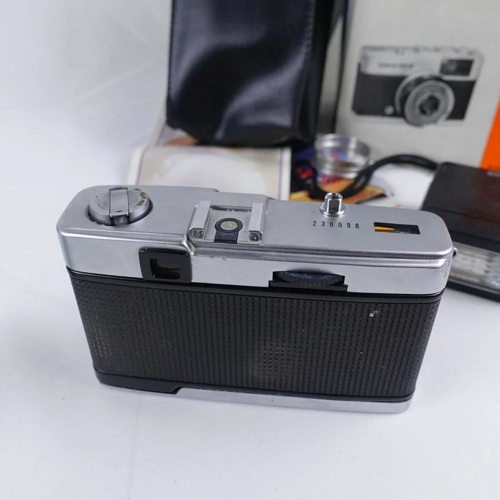 Olympus Trip 35 Vintage 35mm Film Camera D. Zuiko 40mm 2.8 Parts Repair UNTESTED